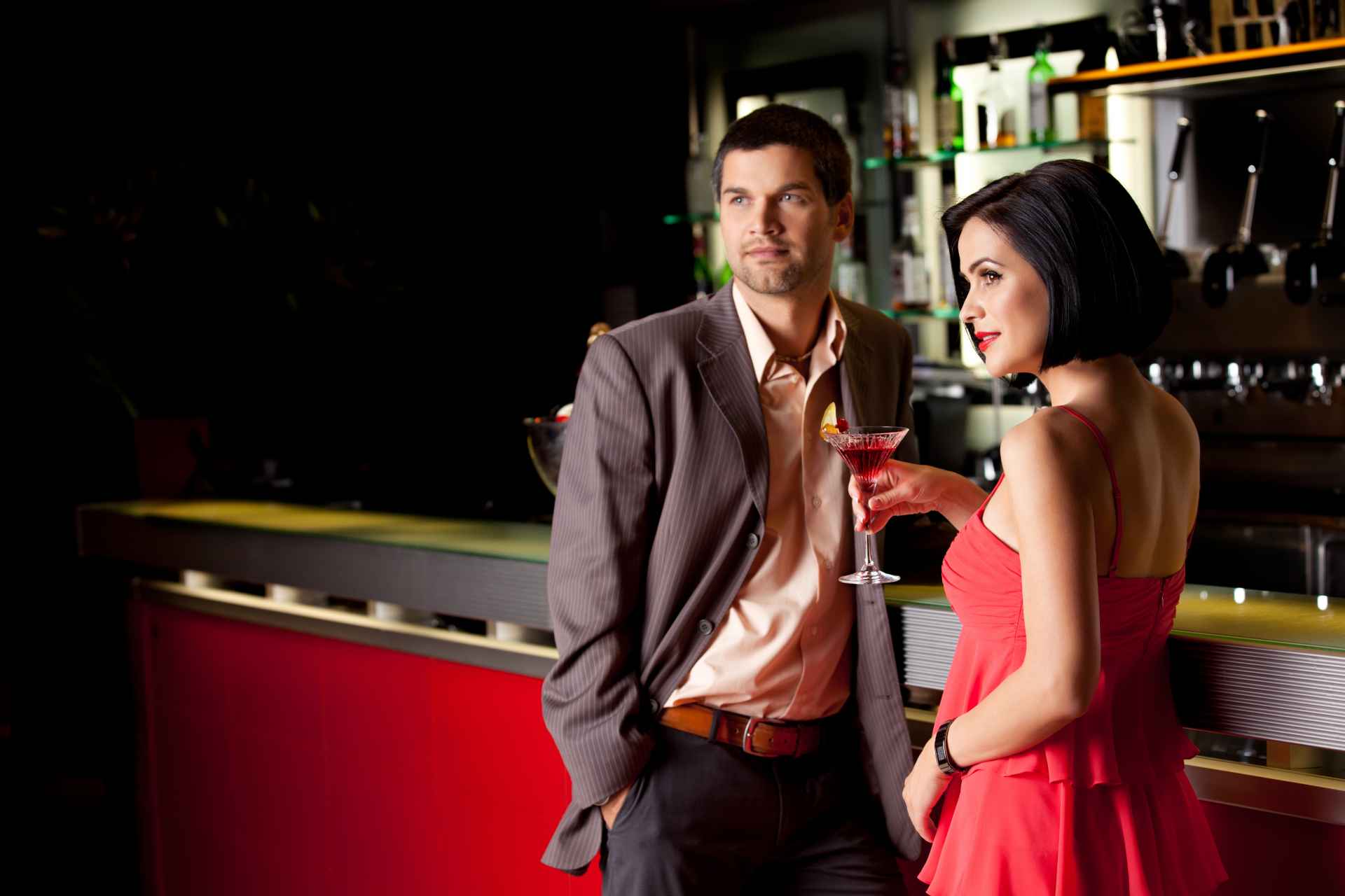 Красный мужчины и женщины. Мужчина и женщина в баре. Женщина за барной стойкой. Мужчина и женщина в пабе. Парень и девушка в баре.