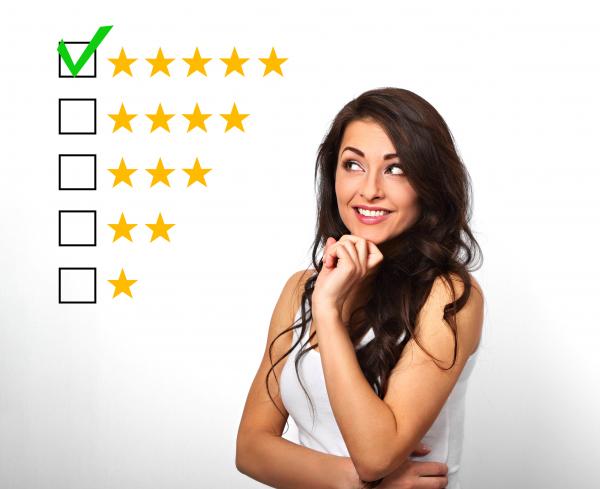 Femme souriante et satisfaite Femme souriante et satisfaite
