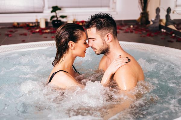 Intiem samenzijn in jacuzzi Intiem samenzijn in jacuzzi
