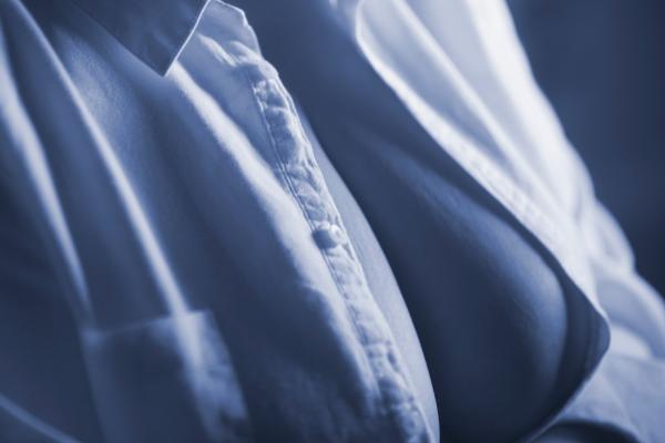Rondborstige swinger maakt zich klaar voor een hotwifing date met een stier Rondborstige swinger maakt zich klaar voor een hotwifing date met een stier