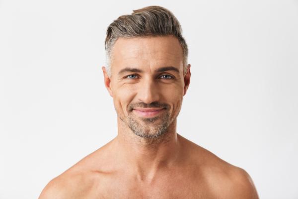 Aantrekkelijke en zelfverzekerde Fransman swinger met peper en zout haar Aantrekkelijke en zelfverzekerde Fransman swinger met peper en zout haar