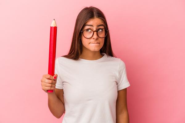 Nerveuze vrouw die een te groot potlood vasthoudt, stelt een swinger voor die op het punt staat met Nerveuze vrouw die een te groot potlood vasthoudt, stelt een swinger voor die op het punt staat met