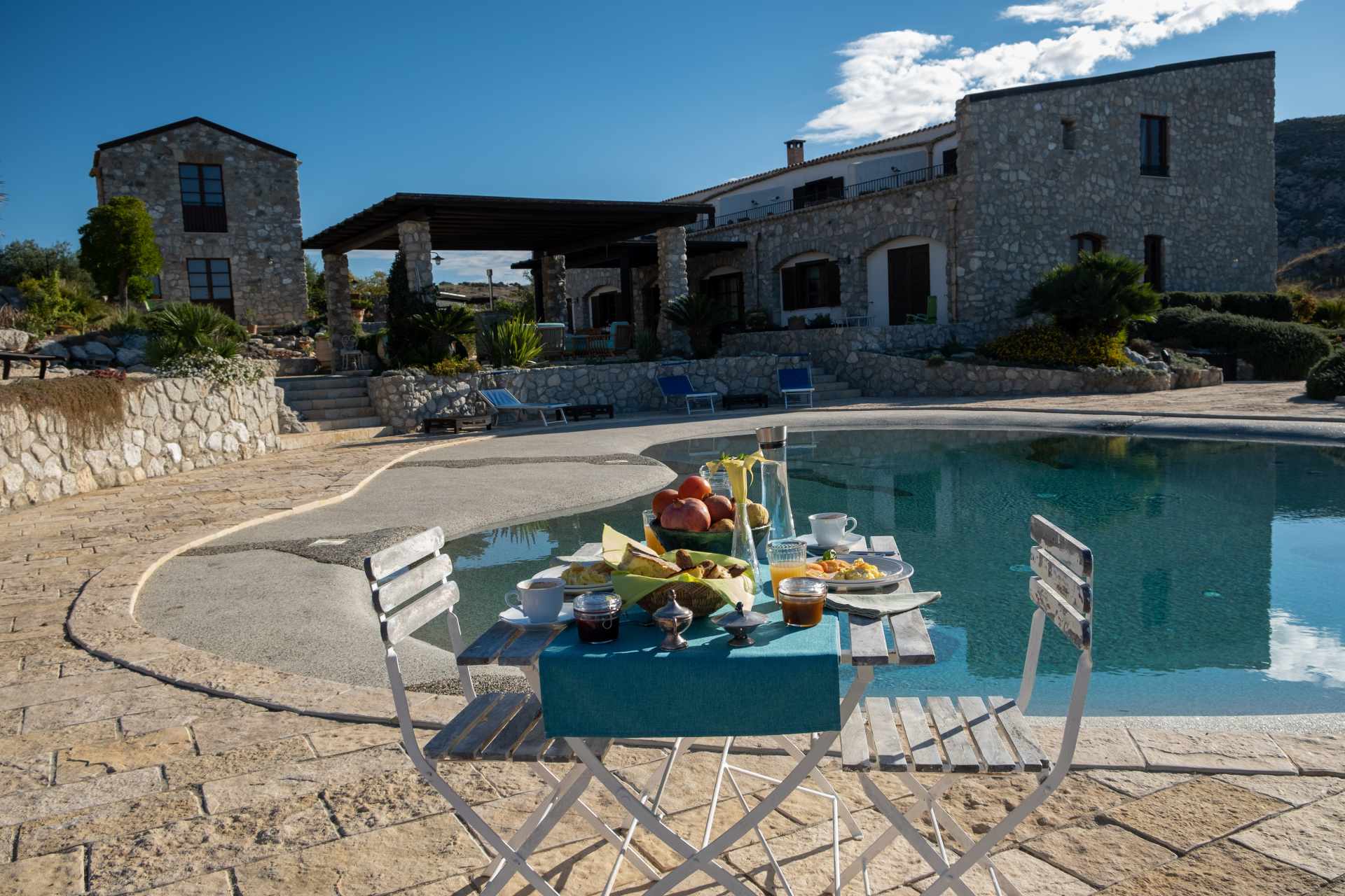 al fresco poolside breakfast at an Italian bed and breakfast